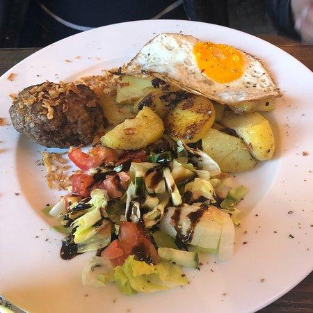 Tom & Polly Hostel Bar