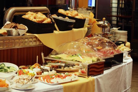 Leonardo Cafe · Bistro · Bar