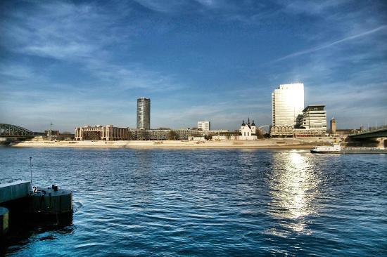 Freitreppe Kölner Rheinboulevard